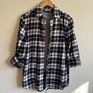 GAP wonam’s  Black and White Plaid Shirt